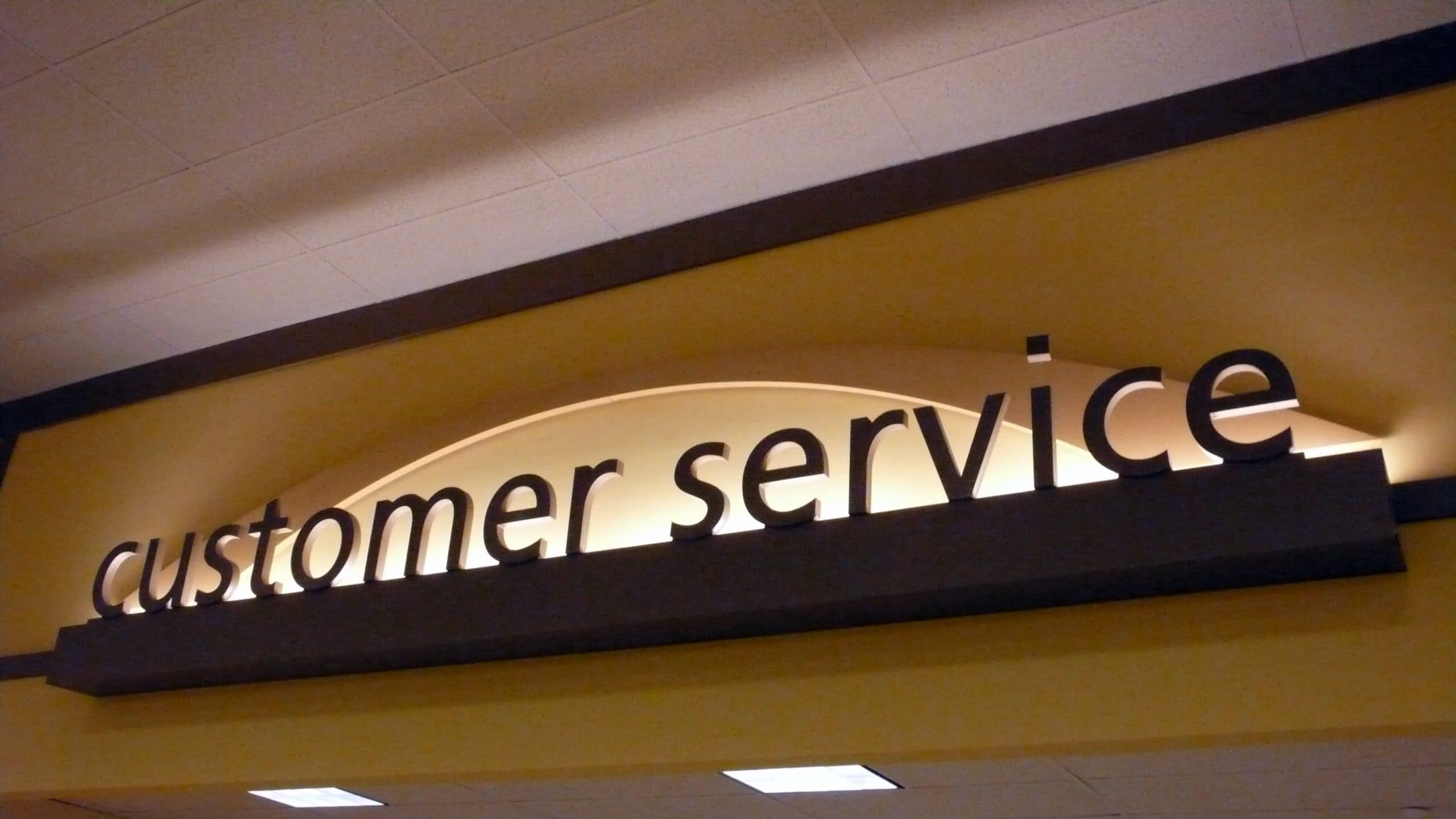 customer-service-advisor-at-end